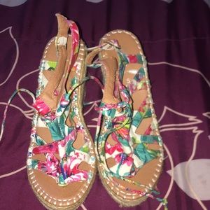 Floral printed wedges